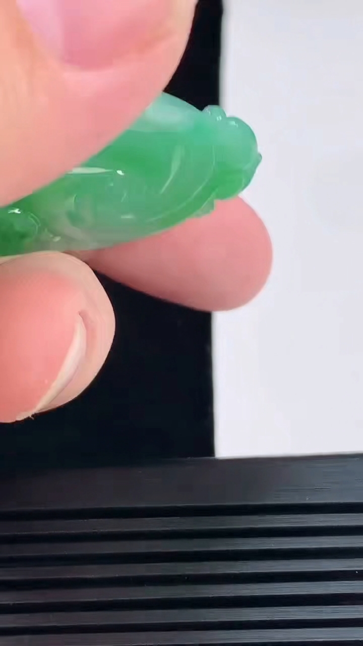天然A货翡翠如意吊坠，尺寸43.6-29.5-6.2 重量:15.75g
6月9日
