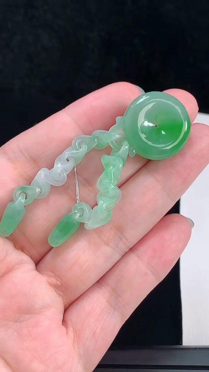 天然A货翡翠平安扣手链，尺寸22.5-6.2 重量:13.77g
6月9日