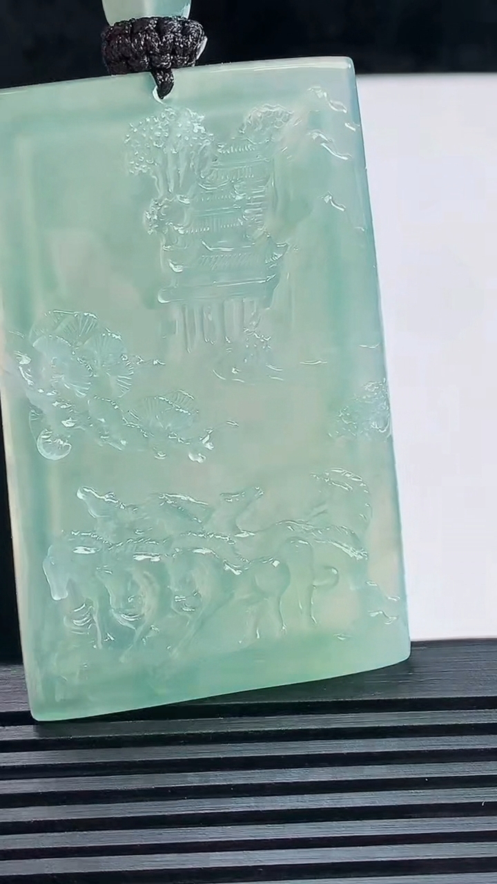 天然A货翡翠八骏马 山水牌吊坠，尺寸59.5-38-5.8 重量:37.98g
6月9日