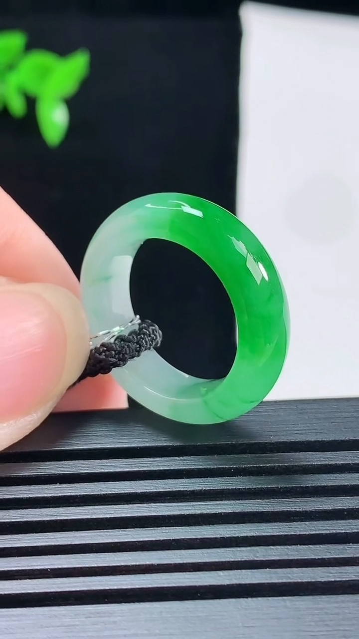 天然A货翡翠玉指环 戒指，尺寸16.6-6-4 重量:4.33g2026年6月9日
工厂直销收藏佳品