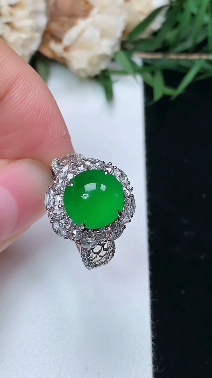 天然A货翡翠蛋面戒指，尺寸16.9-8.9-8.3，重量:3.80g2026年6月9日
工厂直销收藏