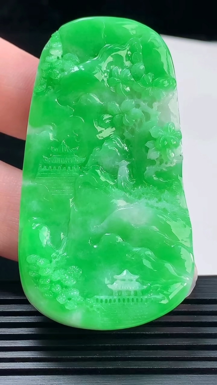 天然A货翡翠山水牌吊坠，尺寸63-35.2-9.8 重量:41.21g
6月9日