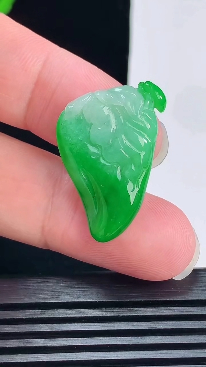 天然A货翡翠福瓜吊坠，尺寸26.8-20-5.2 重量:4.83g
6月9日