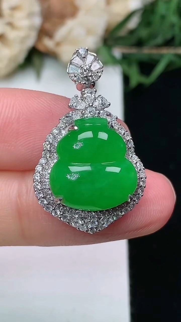 天然A货翡翠葫芦吊坠，尺寸28-17.3-10.2，裸石13.5-13，重量:6.05g
6月9日
