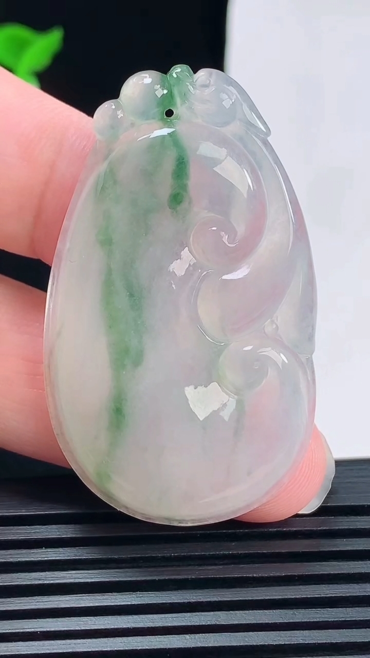 天然A货翡翠冰种飘花如意吊坠，尺寸49.5-29.6-5.2 重量:13.58g
6月9日