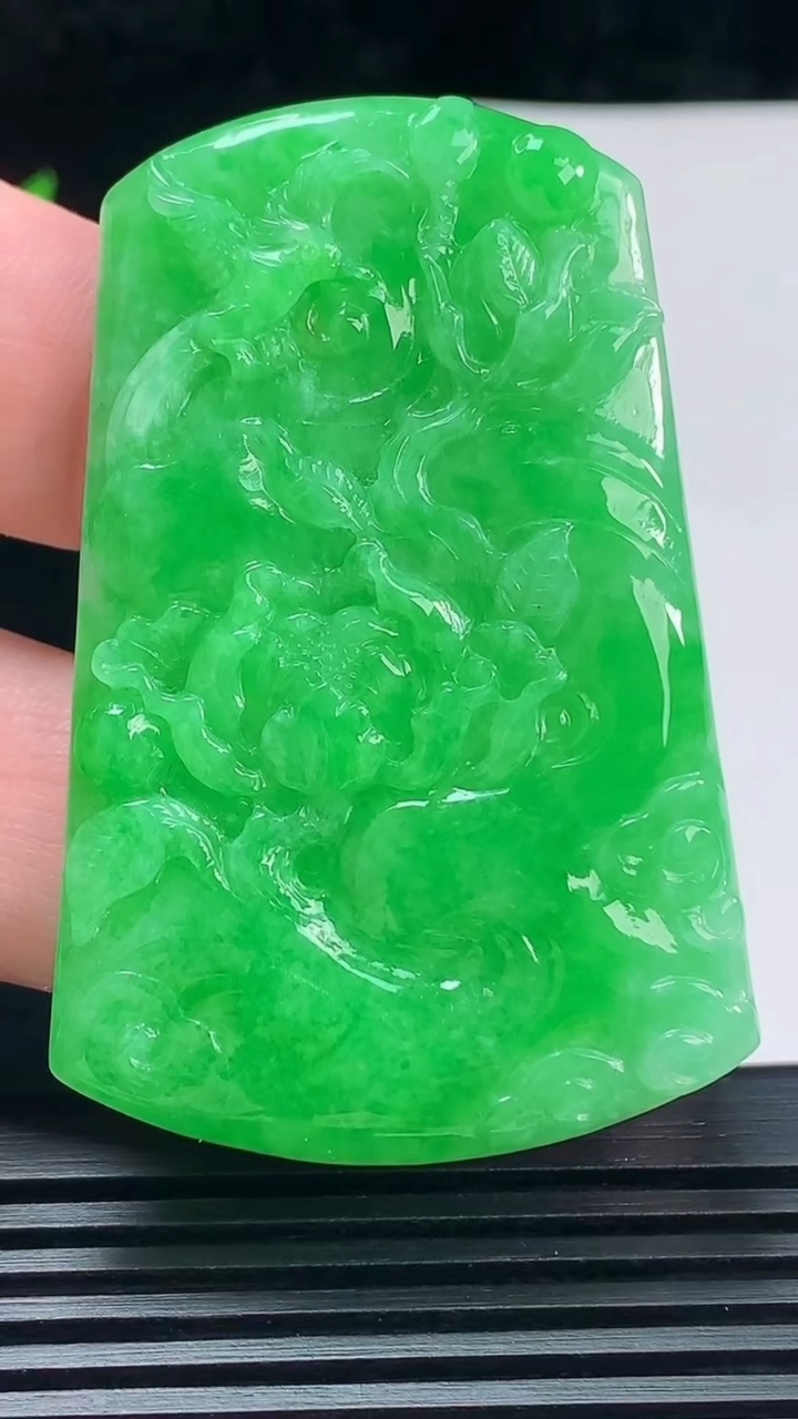 天然A货翡翠和和美美 荷花吊坠，尺寸56-37-4.6 重量:21.35g
6月9日