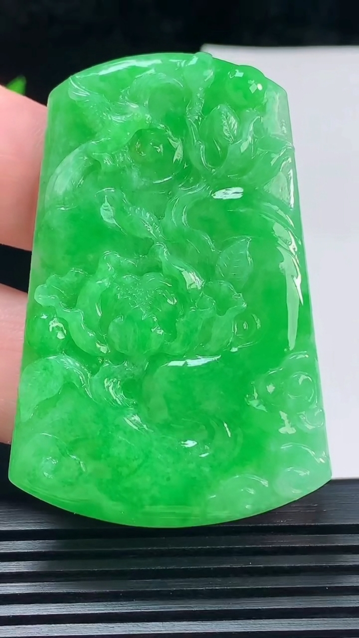 天然A货翡翠和和美美 荷花吊坠，尺寸56-37-4.6 重量:21.35g
6月9日