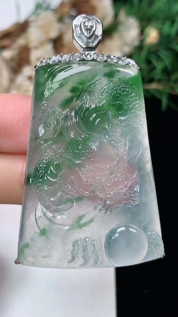 天然A货翡翠龙牌吊坠，尺寸43-30-7，重量:16.85g
6月9日