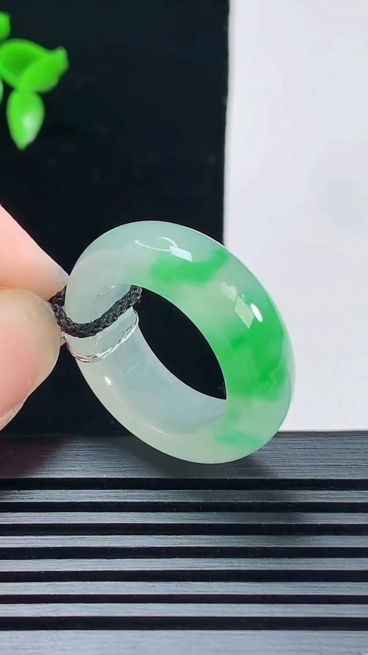 天然A货翡翠玉指环 戒指，尺寸19-8.8-5 重量:8.74g2026年6月9日
工厂直销收藏佳品,种好水足，色泽均匀，有种有色，上手高大气！