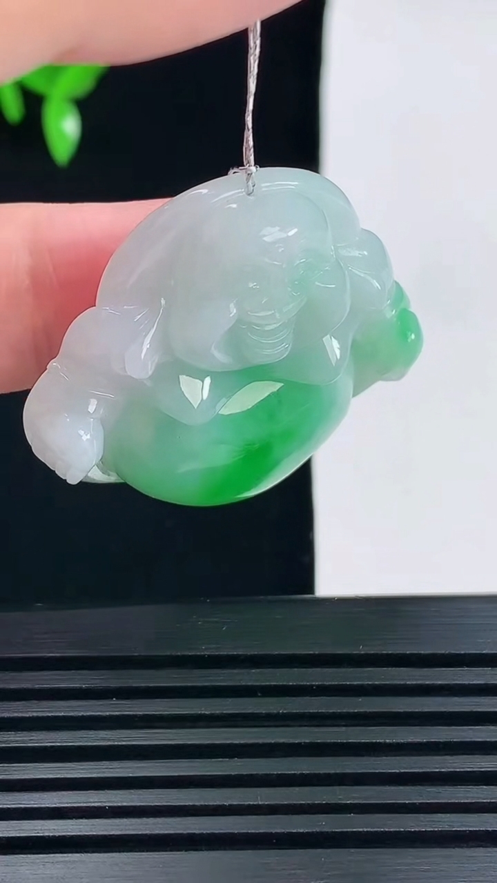 天然A货翡翠佛公吊坠，尺寸34-36.6-10 重量:18.26g
6月9日