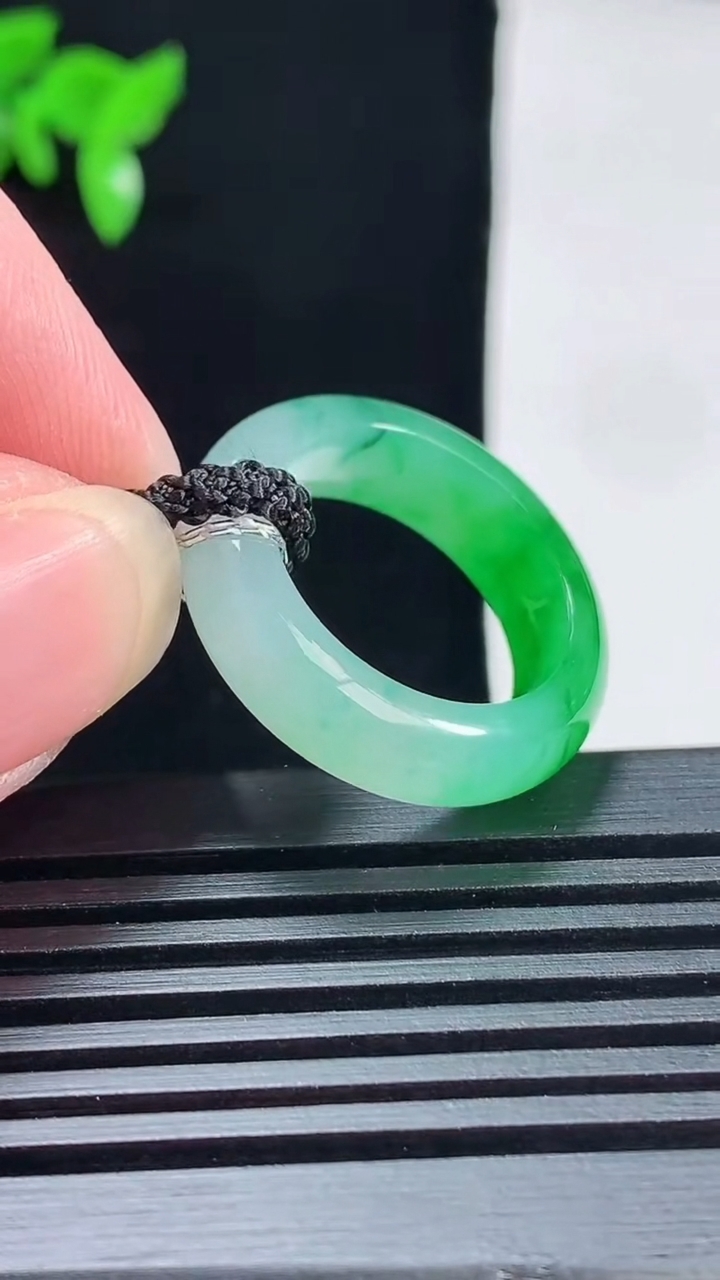 天然A货翡翠玉指环 戒指，尺寸16.6-6-4 重量:4.33g2026年6月9日
工厂直销收藏佳品,种好水足，色泽均匀，有种有色，上手高大气！