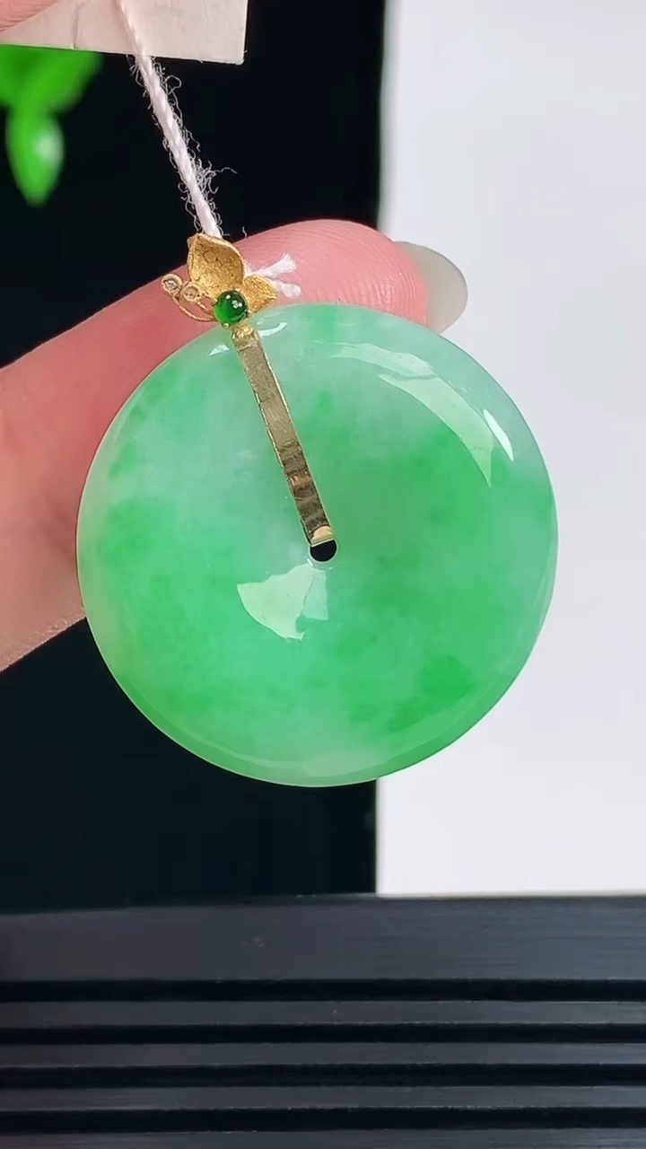 天然A货翡翠平安扣吊坠，尺寸26-5.2 重量:7.89g
6月9日