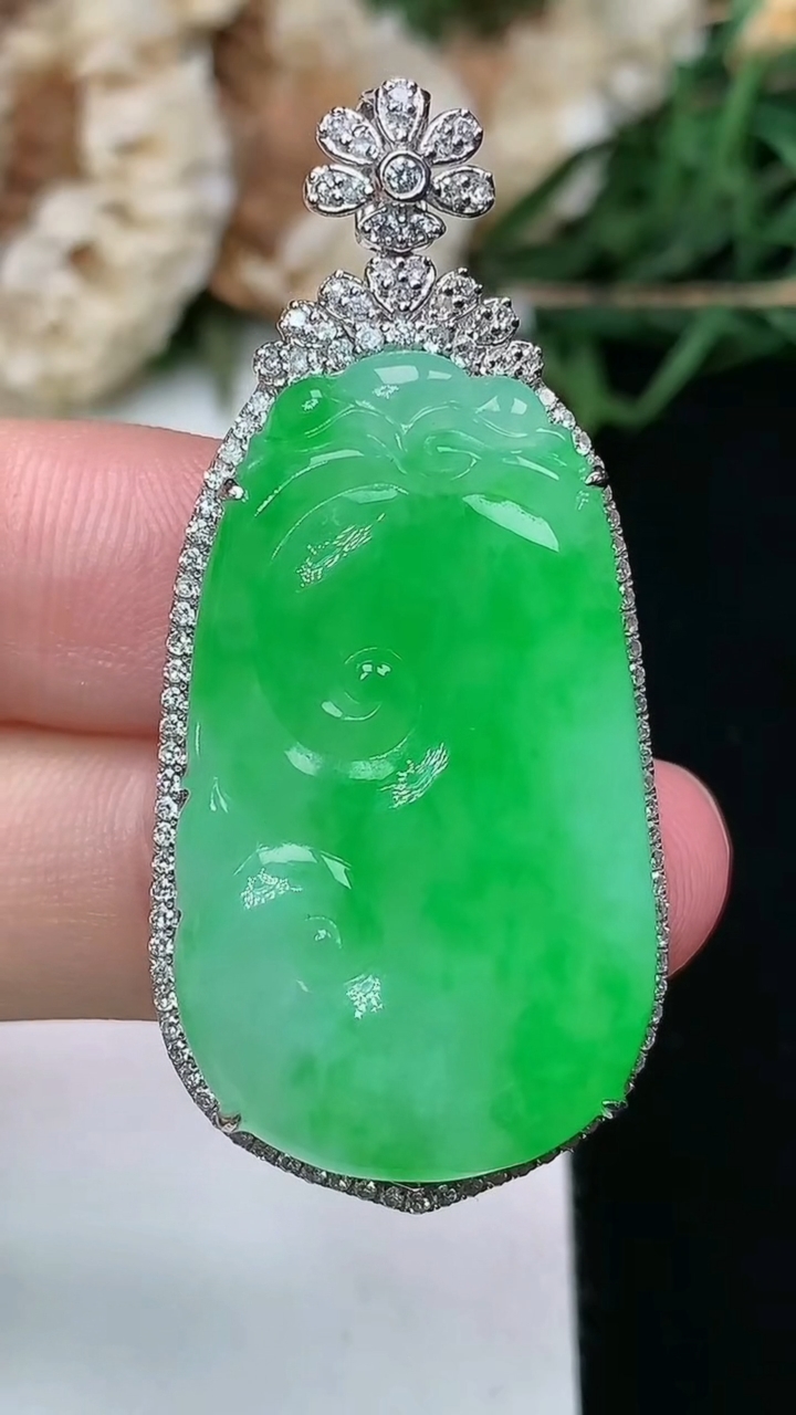 天然A货翡翠如意吊坠，尺寸45.6-21.4-8，裸石32.9-19.2，重量:9.35g
6月9日