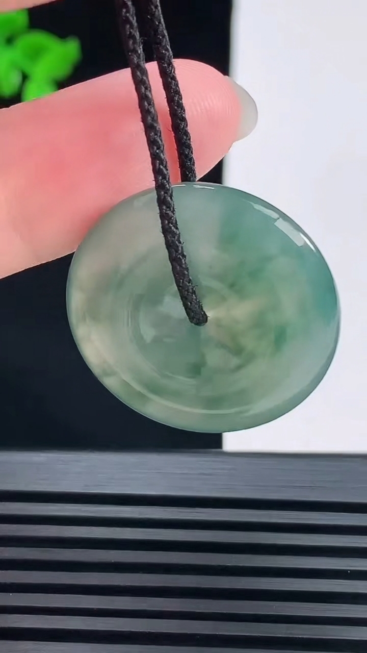 天然A货翡翠冰种飘花平安扣吊坠，尺寸27-5 重量:7.85g
6月9日
