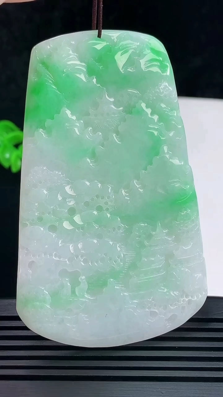 天然A货翡翠山水牌吊坠，尺寸76-48-5 重量:44.25g
6月9日