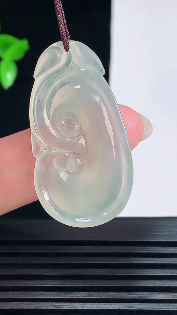天然A货翡翠如意吊坠，尺寸38-20-3.5 重量:4.31g
6月9日