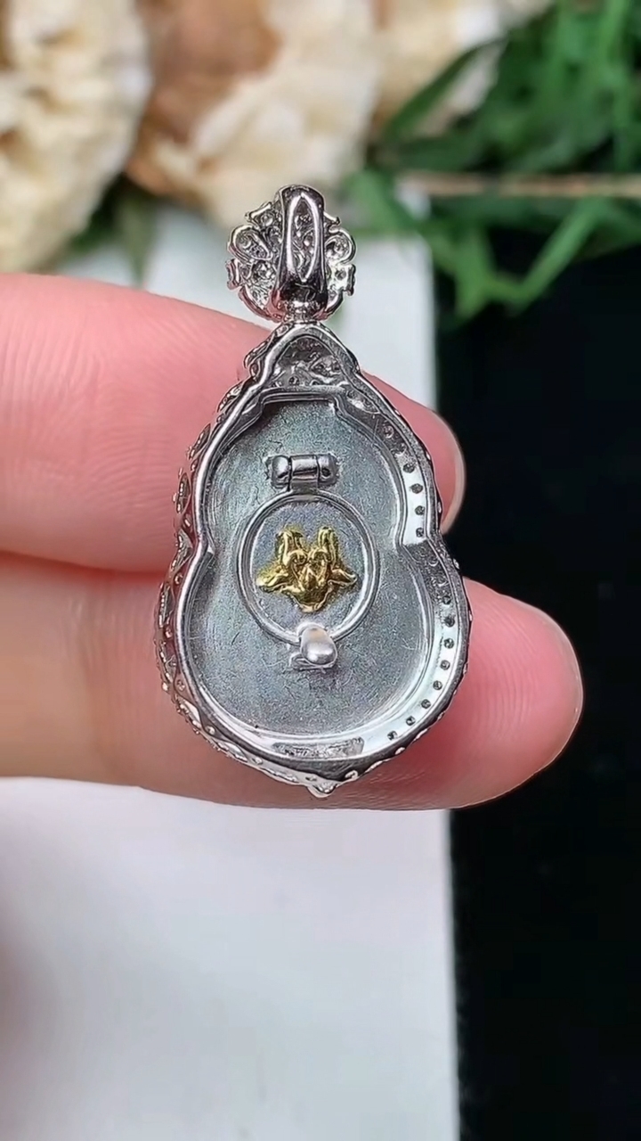 天然A货翡翠葫芦吊坠，尺寸27.2-14-9.6，裸石15.9-11.6，重量:4.16g
6月9日，重量:4.16g
