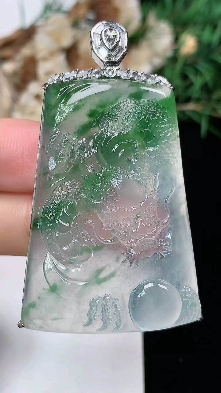 天然A货翡翠龙牌吊坠，尺寸43-30-7，重量:16.85g
6月9日