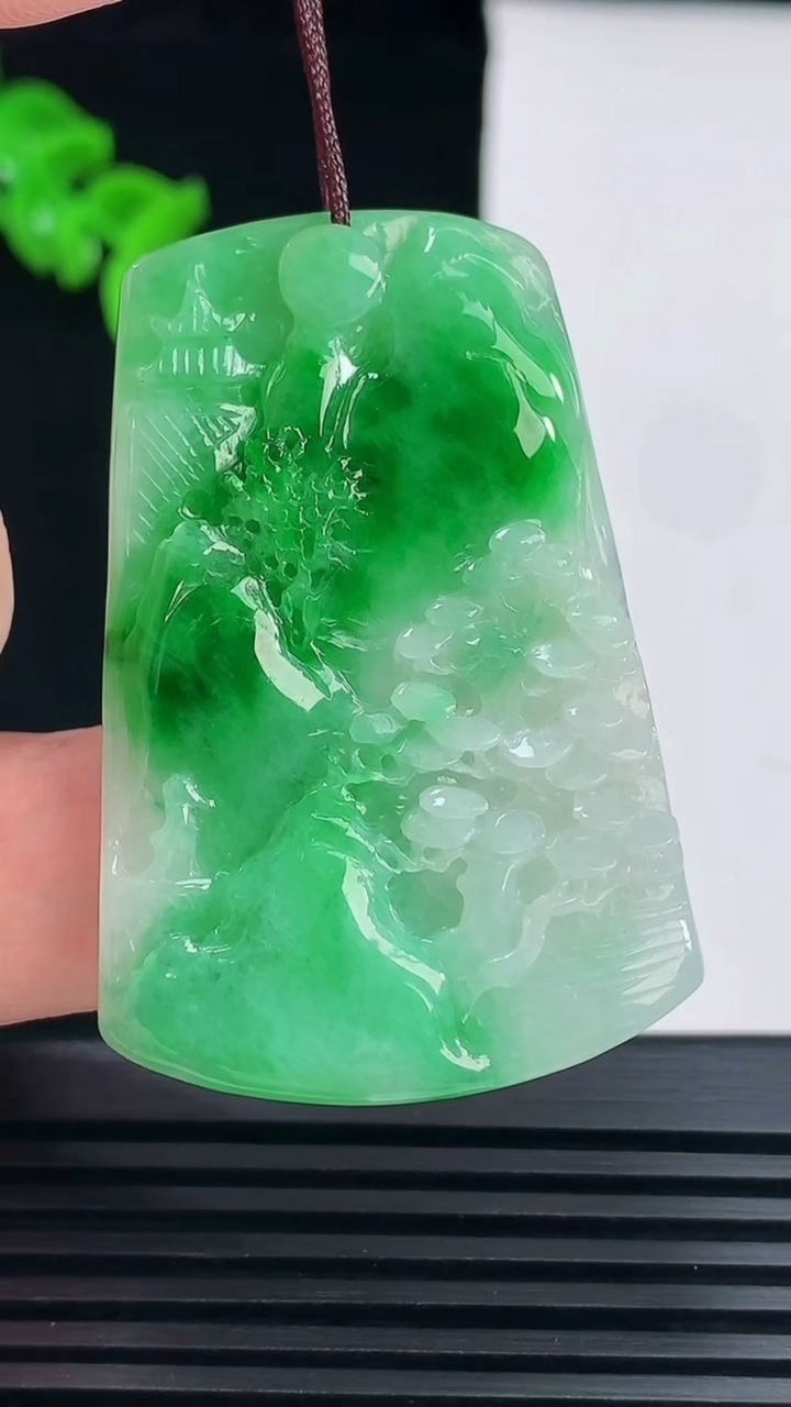 天然A货翡翠山水牌吊坠，尺寸46.8-31.6-4 重量:14.29g
6月9日