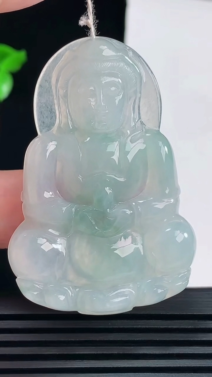 天然A货翡翠冰种飘花正装观音吊坠，尺寸53.8-37-5.5 重量:15.14g
6月9日