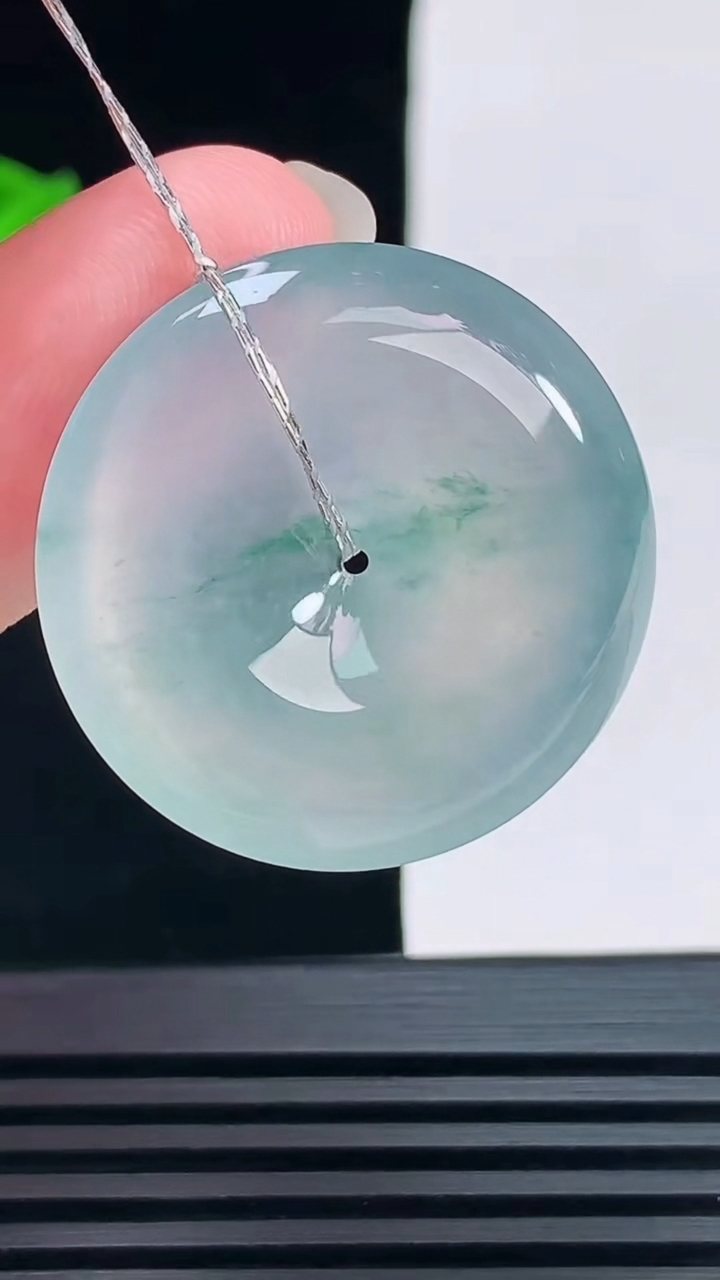 天然A货翡翠种飘花平安扣吊坠，尺寸29-6 重量:10.12g
6月9日