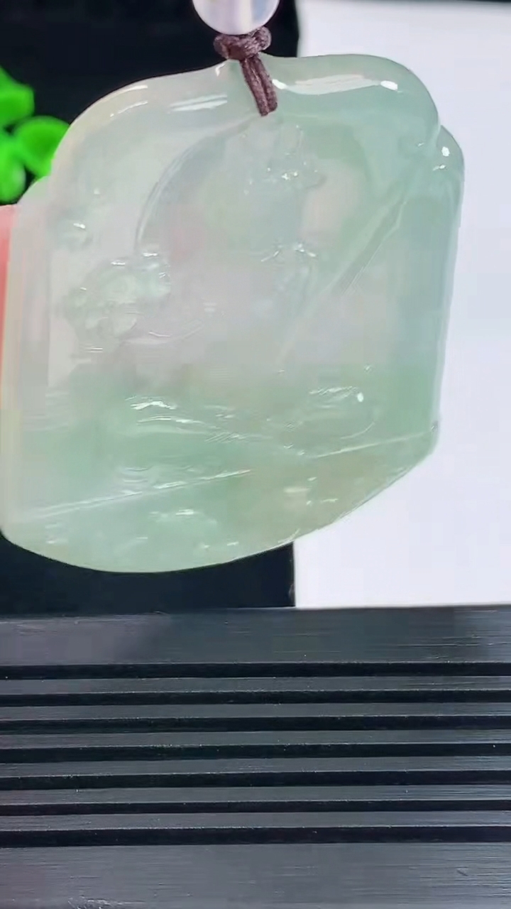天然A货翡翠虚空藏菩萨吊坠，尺寸53-41-5.2 重量:27.76g
6月9日