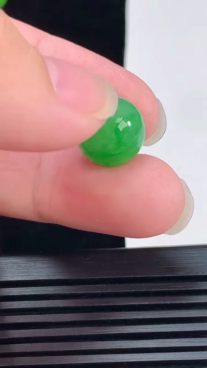 天然A货翡翠圆珠吊坠，尺寸12.5 重量:3.21g6月9日
工厂直销收藏佳品,种好水足，色泽均匀，有种有色，上手高大气！