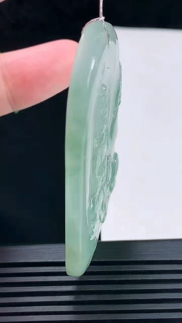 天然A货翡翠观音菩萨吊坠，尺寸61-39.5-5.8 重量:32.58g
6月9日