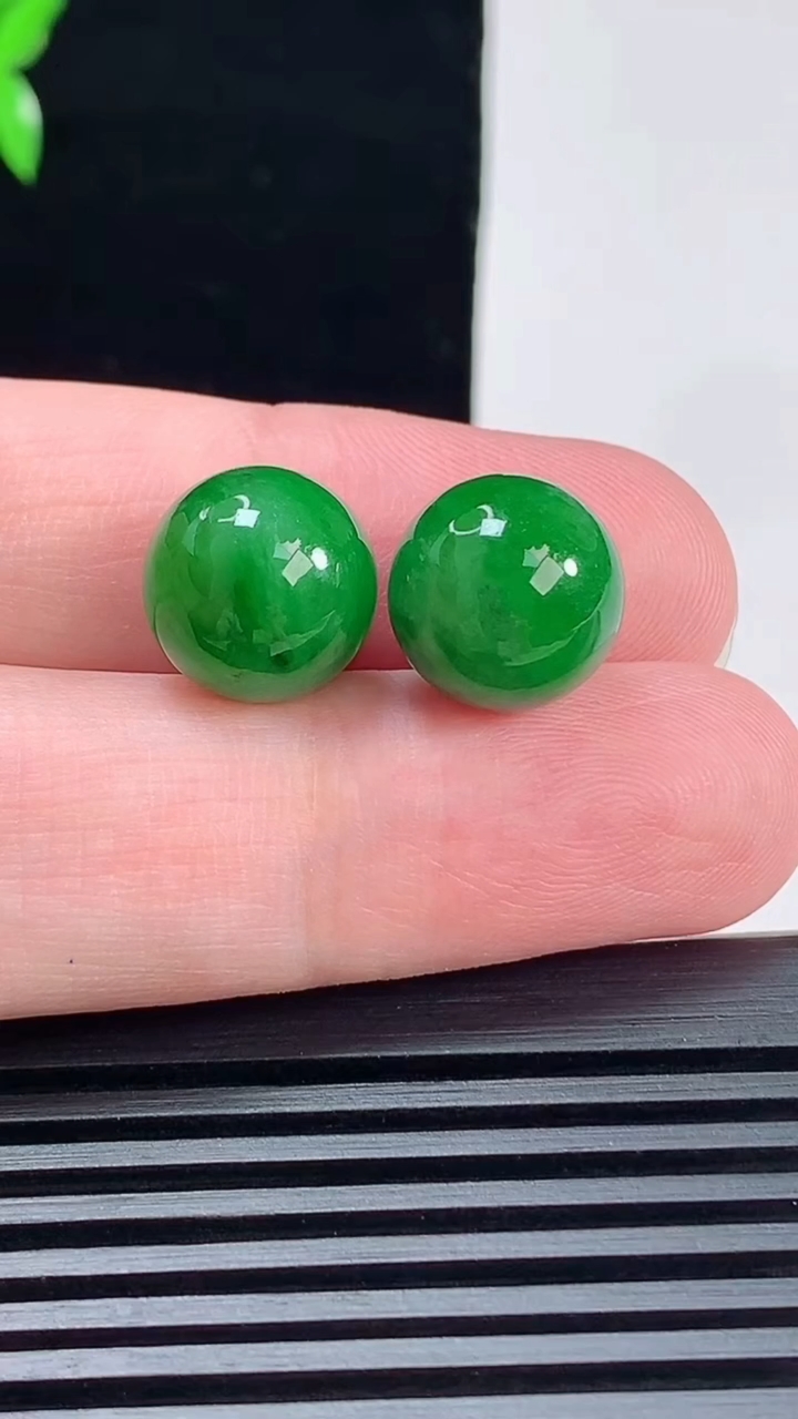天然A货翡翠圆珠镶嵌件一对，尺寸12 重量:5.71g6月9日
工厂直销收藏佳品,种好水足，色泽均匀