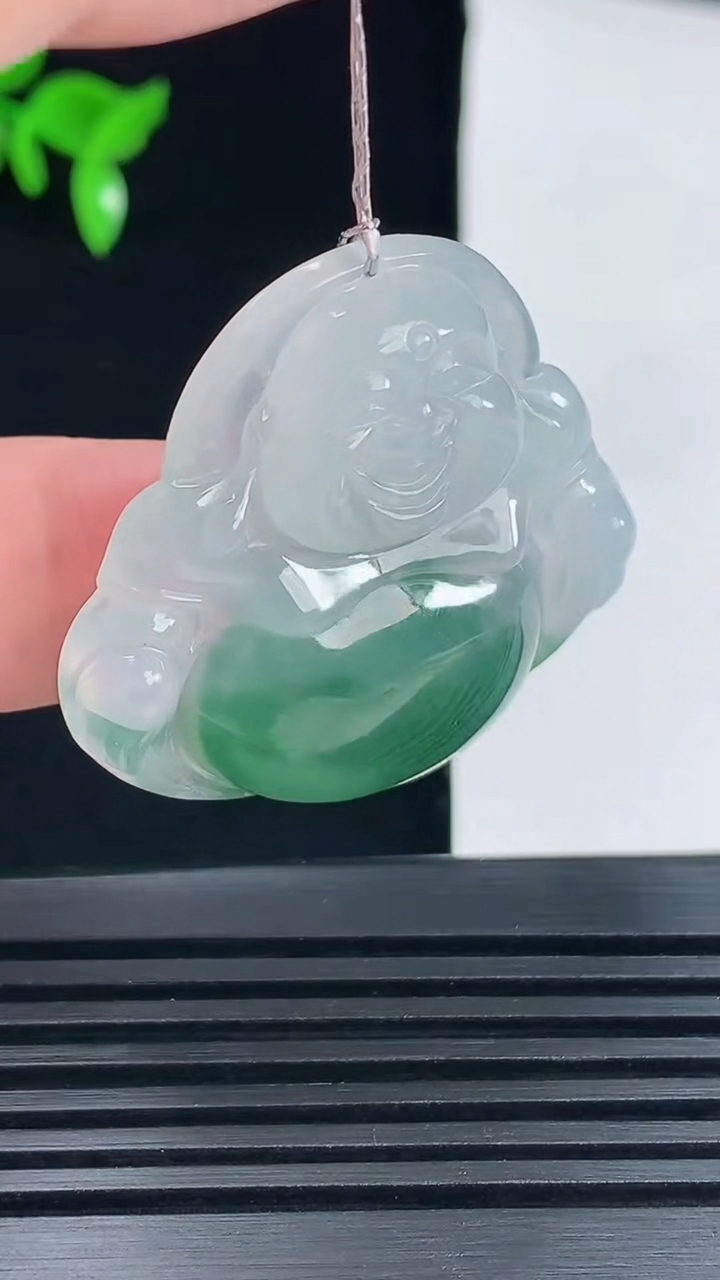 天然A货翡翠种飘花佛公吊坠，尺寸36-38-8.5 重量:15.96g
6月9日