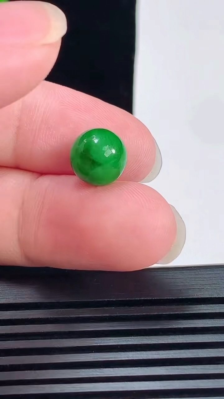 天然A货翡翠圆珠吊坠，尺寸10 重量:1.53g
6月9日