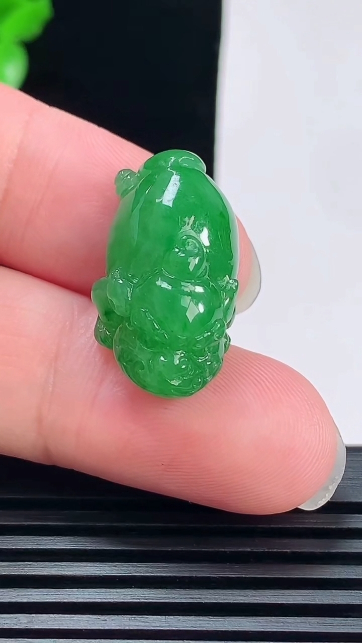 天然A货翡翠金蟾吊坠，尺寸24.5-14-10.2 重量:5.72g
6月9日