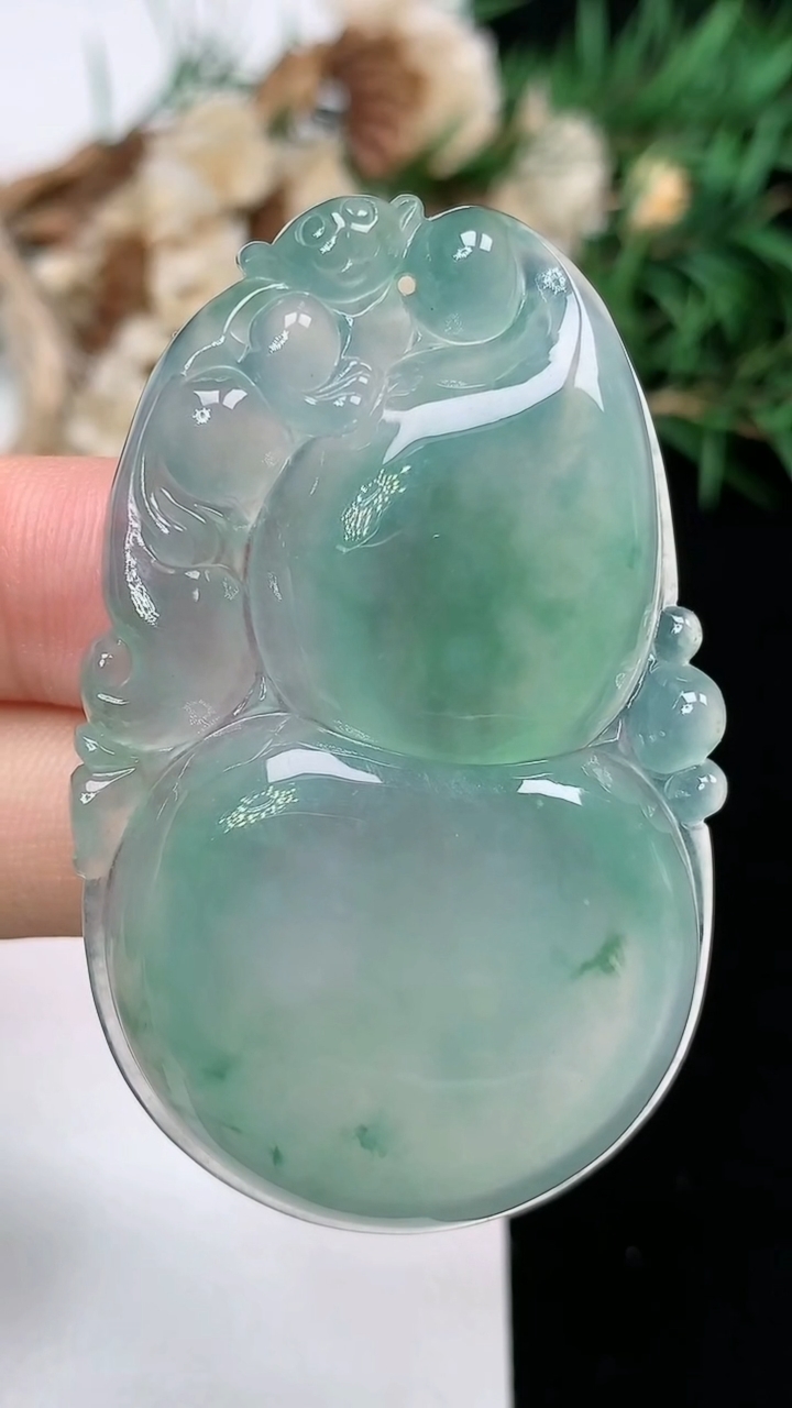 天然A货翡翠葫芦吊坠，尺寸51-31.7-7.2，重量:21.42g
6月9日