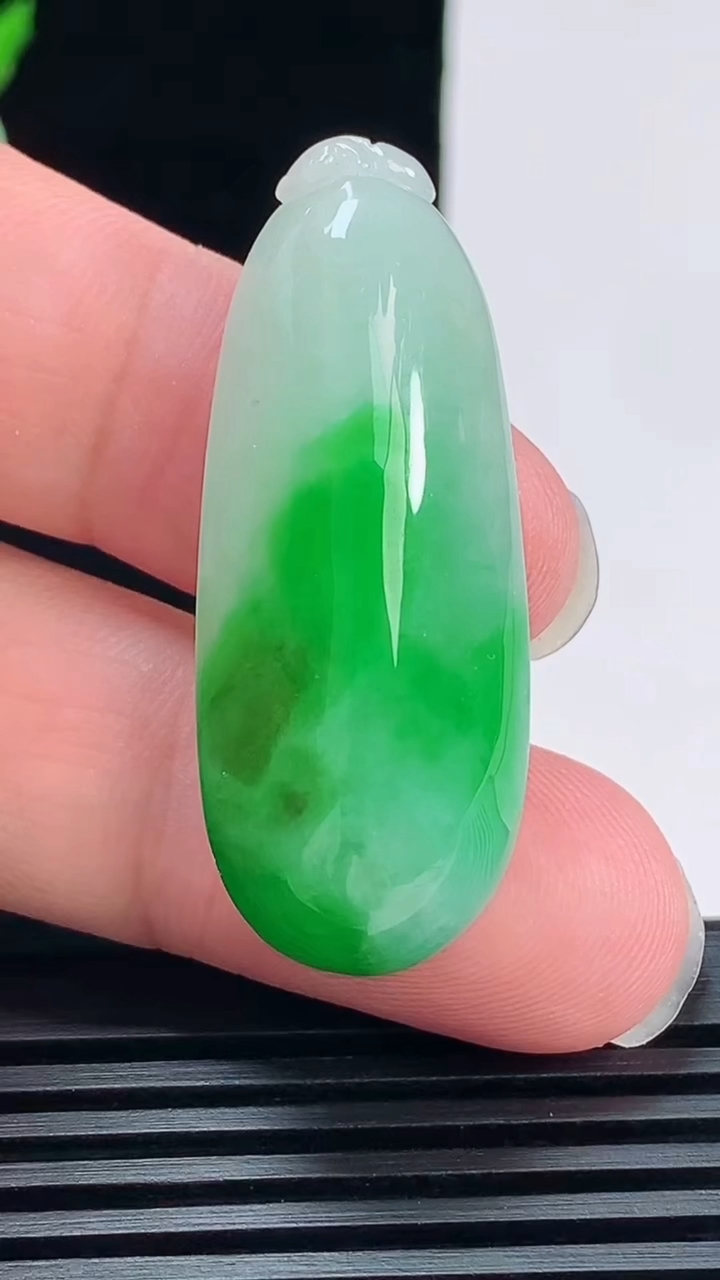 天然A货翡翠福瓜吊坠，尺寸41.5-16.2-12 重量:13.12g
6月9日