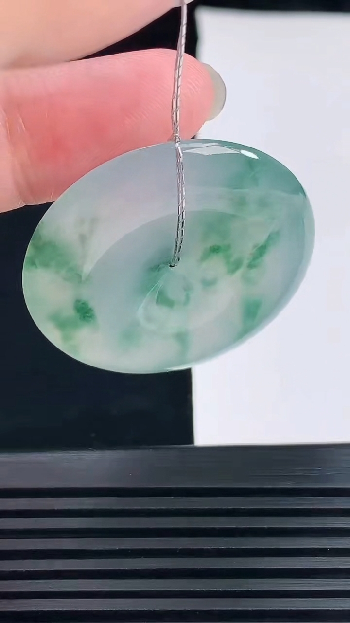 天然A货翡翠种飘花平安扣吊坠，尺寸36-6 重量:15.78g
6月9日