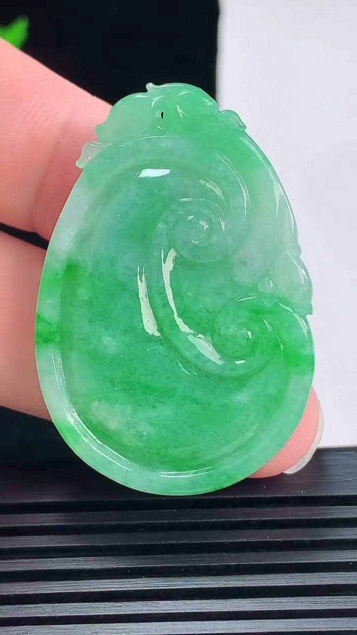 天然A货翡翠如意吊坠，尺寸43.6-29.5-6.2 重量:15.75g
6月9日