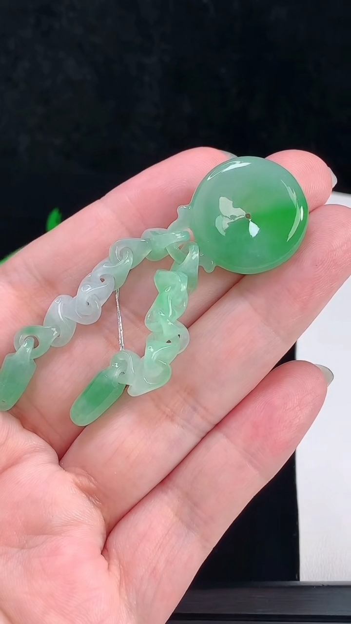 天然A货翡翠平安扣手链，尺寸22.5-6.2 重量:13.77g
6月9日