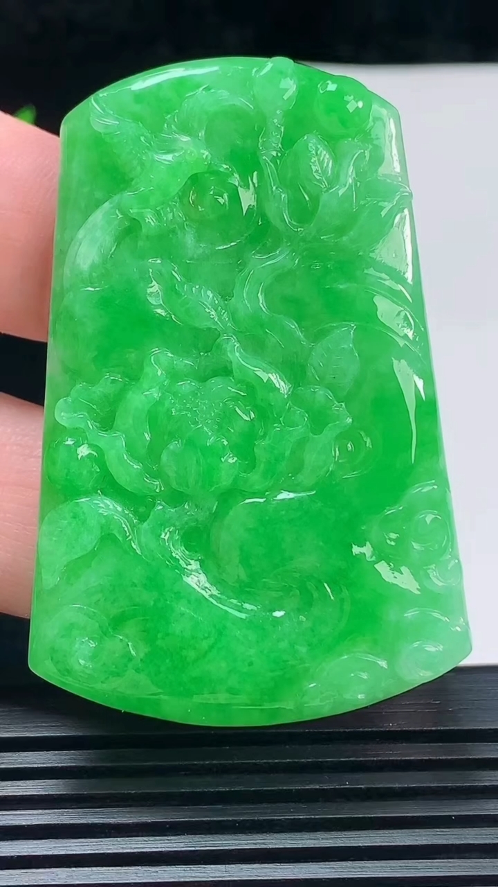 天然A货翡翠和和美美 荷花吊坠，尺寸56-37-4.6 重量:21.35g
6月9日