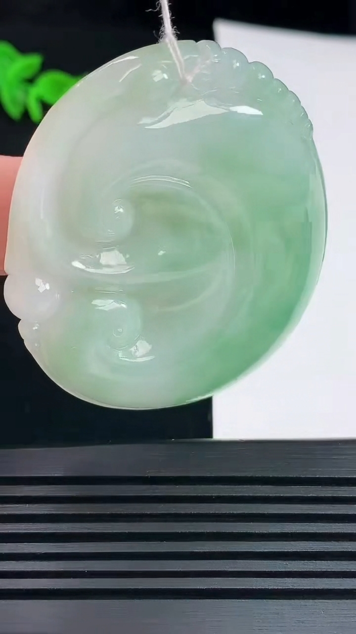 天然A货翡翠如意吊坠，尺寸55-47-6 重量:30.92g
6月9日