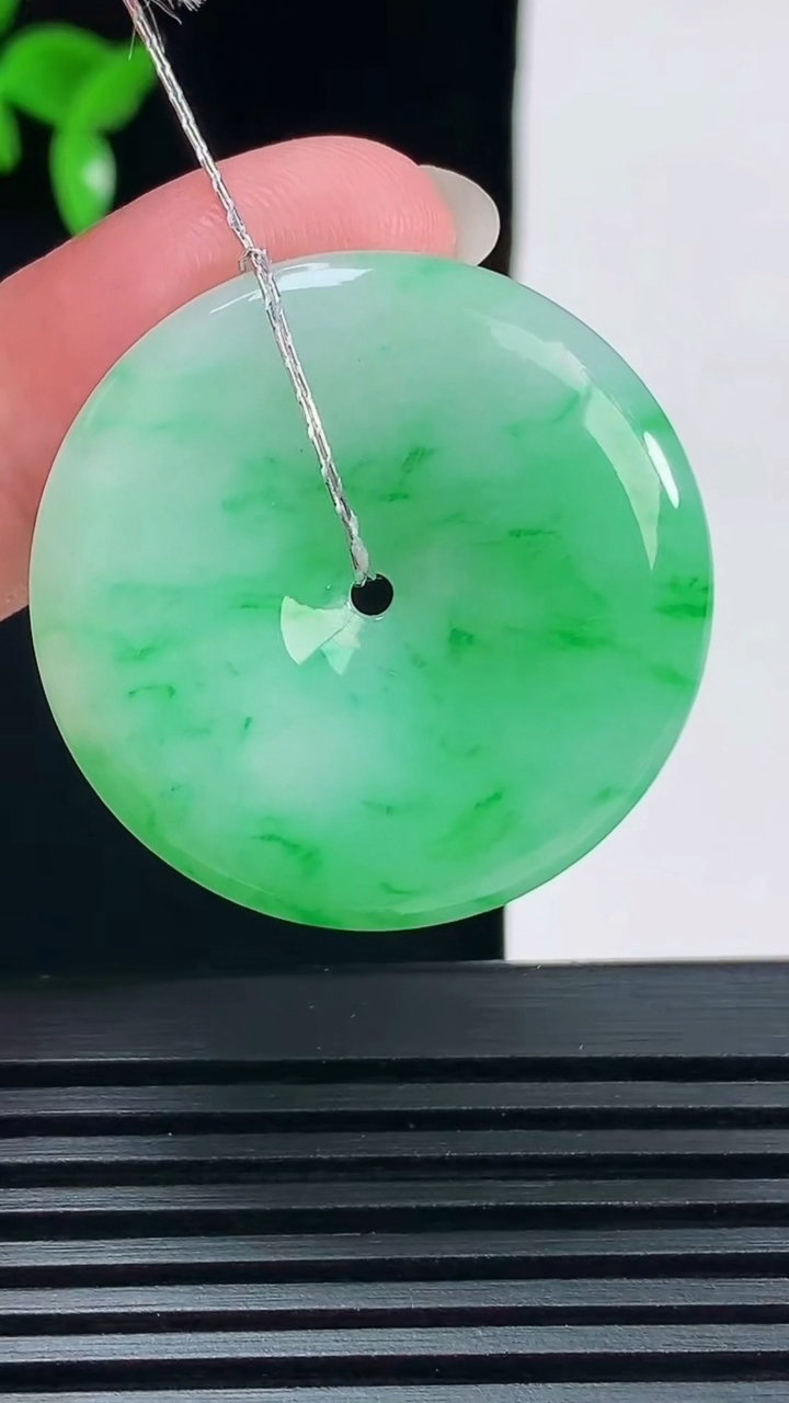天然A货翡翠平安扣吊坠，尺寸32.5-6 重量:13.37g
6月9日