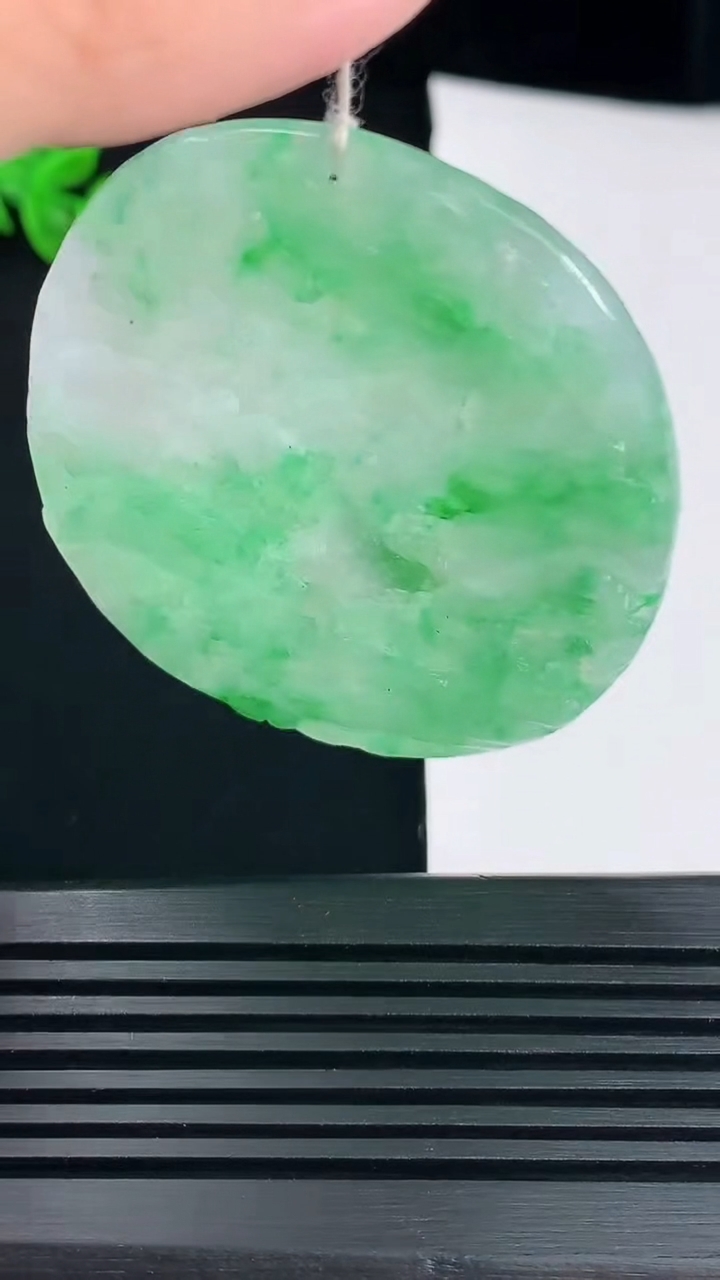 天然A货翡翠山水牌吊坠，尺寸56-49.5-5 重量:29.67g
6月9日