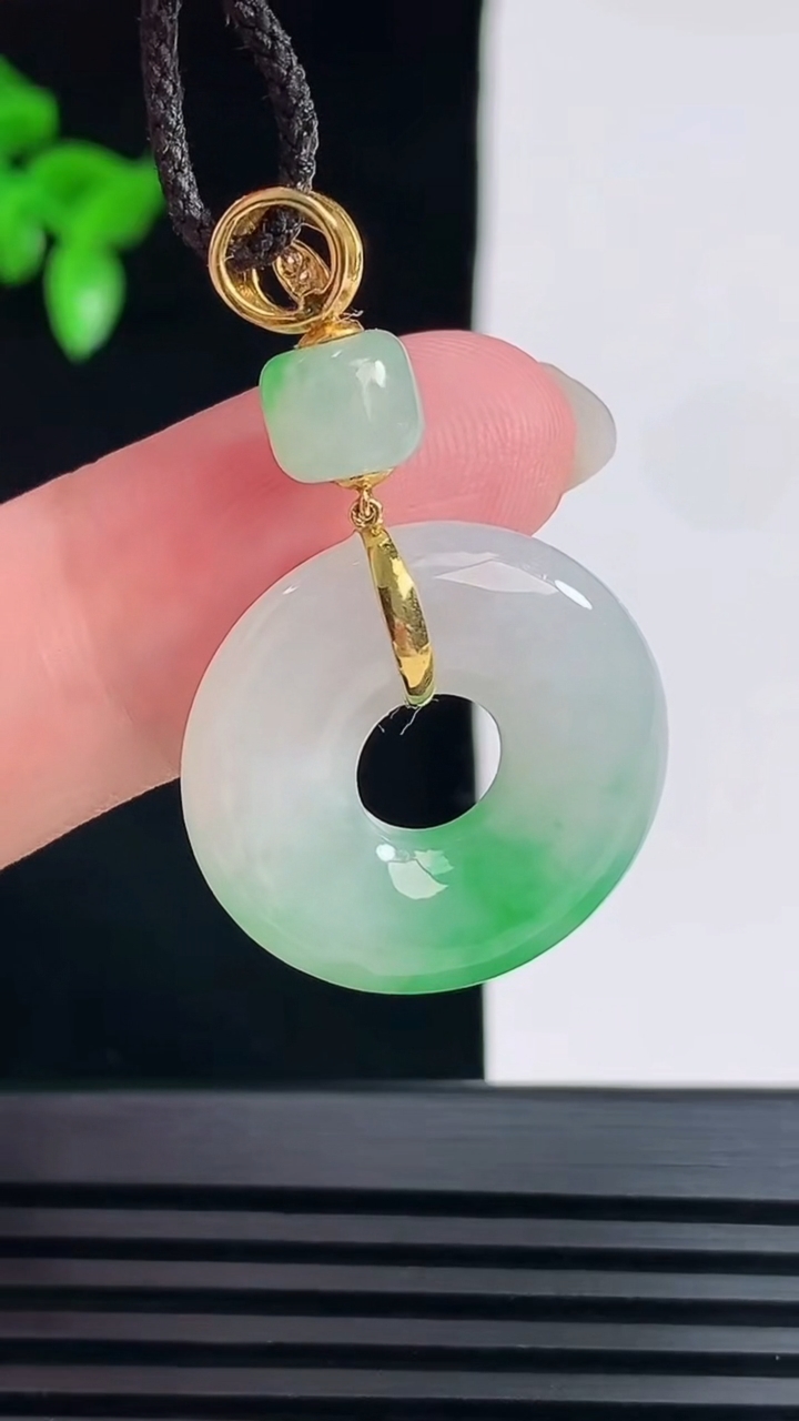 天然A货翡翠平安环吊坠，尺寸22.6-5.6 重量:6.85g
6月9日