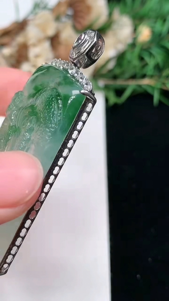 天然A货翡翠龙牌吊坠，尺寸43-30-7，重量:16.85g
6月9日
