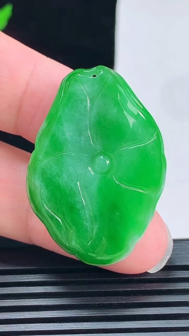 天然A货翡翠和和美美 荷花吊坠，尺寸38.2-27-5.8 重量:10.20g
6月9日