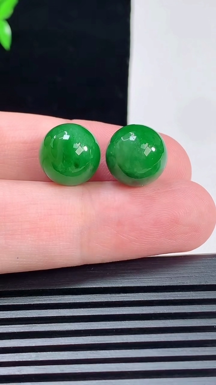 天然A货翡翠圆珠镶嵌件一对，尺寸12 重量:5.71g6月9日
工厂直销收藏佳品,种好水足，色泽均匀，有种有色，上手高大气！