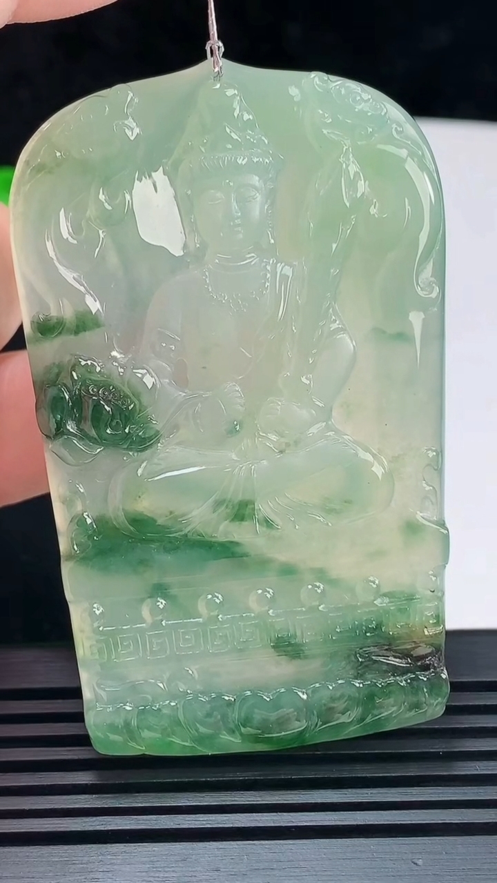 天然A货翡翠种飘花虚空藏菩萨吊坠，尺寸70-43.6-5.5 重量:41.49g
6月9日