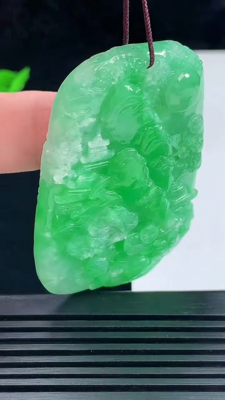 天然A货翡翠山水牌吊坠，尺寸57.6-39.6-11 重量:45.37g
6月9日