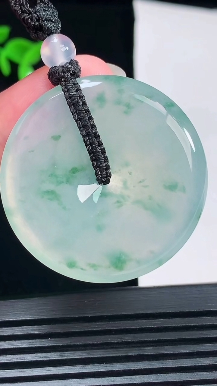天然A货翡翠种飘花平安扣吊坠，尺寸38-5.8 重量:20980g
6月9日