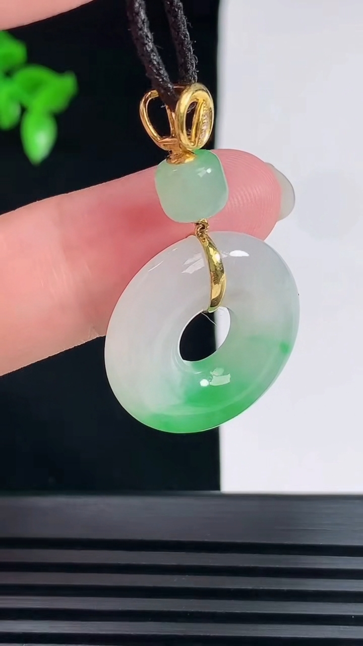 天然A货翡翠平安环吊坠，尺寸22.6-5.6 重量:6.85g
6月9日