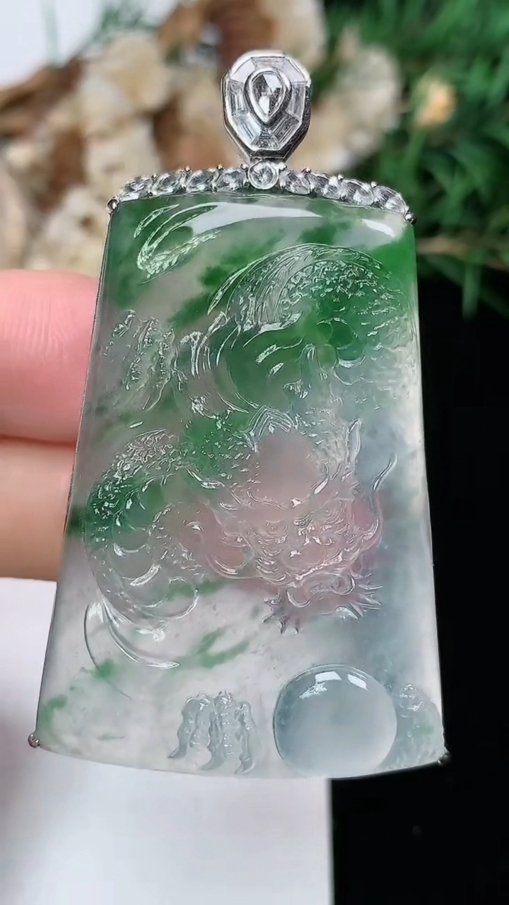 天然A货翡翠龙牌吊坠，尺寸43-30-7，重量:16.85g
6月9日